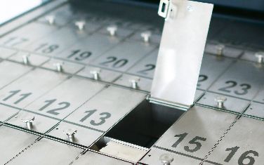 Schlüsselverwaltung Schrank Klappfach in Schublade geöffnet