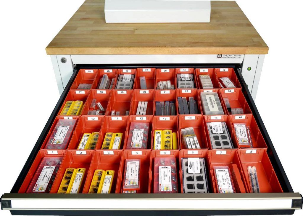 Betriebsmittel und kleine Werkzeuge lassen sich im Schrank übersichtlich anordnen